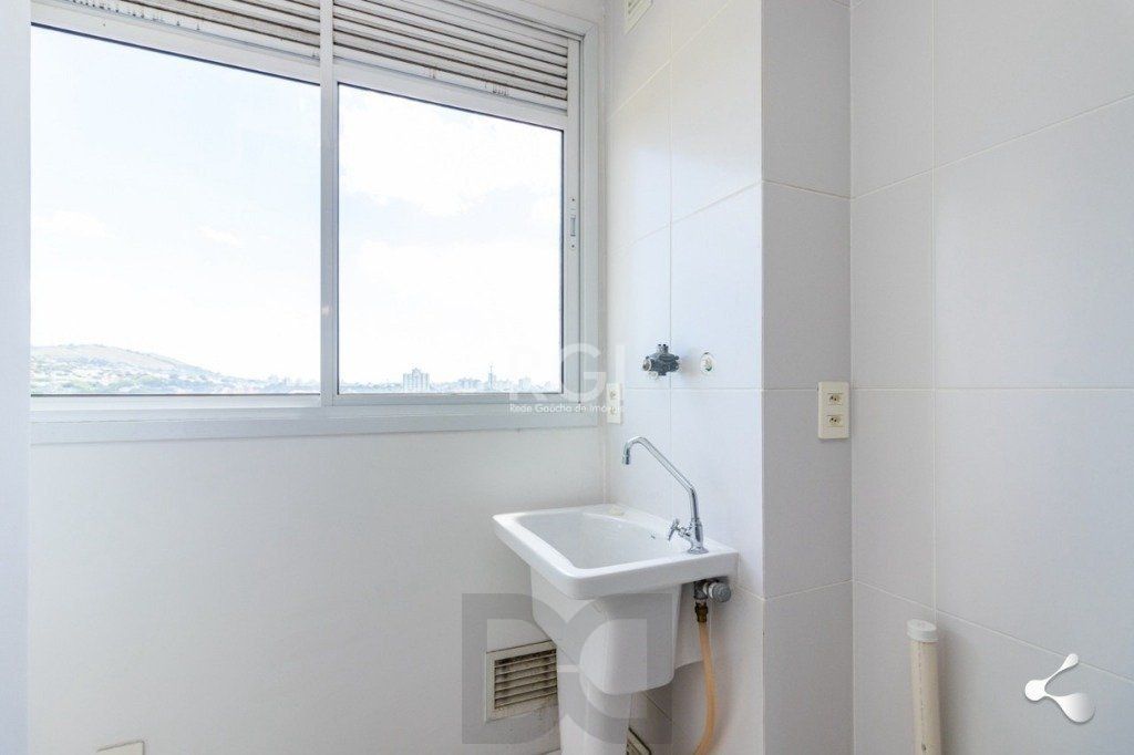 Vende apartamento, 03 dormitórios, living para dois ambientes, banheiro social, cozinha com churrasqueira e área de serviço e garagem. — foto 5