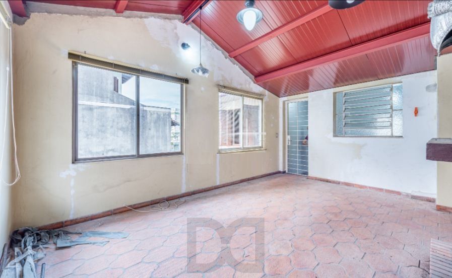 Com 3 quartos e 2 banheiros, ampla sala com garagem para 03 carros. — foto 13
