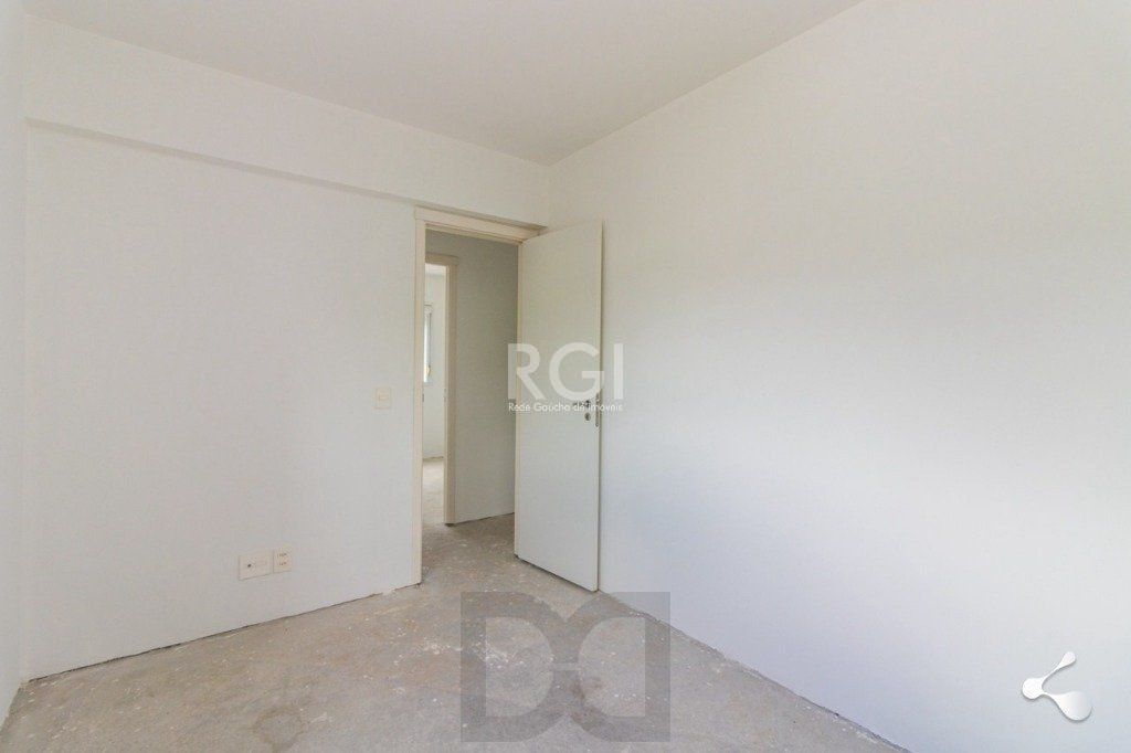 Vende apartamento, 03 dormitórios, living para dois ambientes, banheiro social, cozinha com churrasqueira e área de serviço e garagem. — foto 4