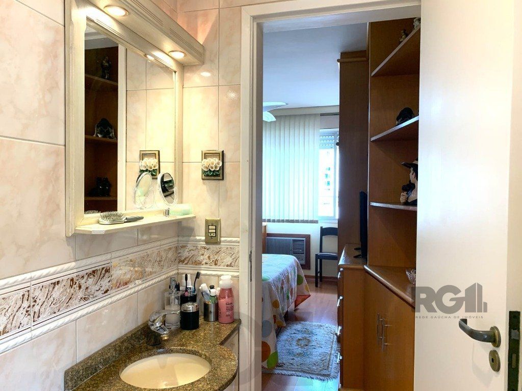 apartamento de 3 dormitórios , transformado em 2 com fácil reversão, Living para dois ambientes, com sacada fechada. — foto 10