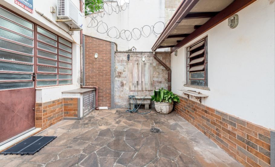 Com 3 quartos e 2 banheiros, ampla sala com garagem para 03 carros. — foto 16