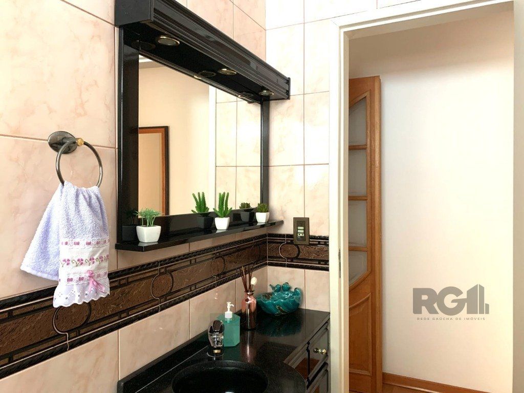 apartamento de 3 dormitórios , transformado em 2 com fácil reversão, Living para dois ambientes, com sacada fechada. — foto 8