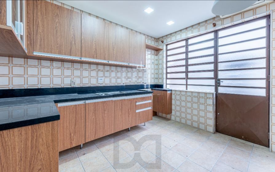 Com 3 quartos e 2 banheiros, ampla sala com garagem para 03 carros. — foto 10