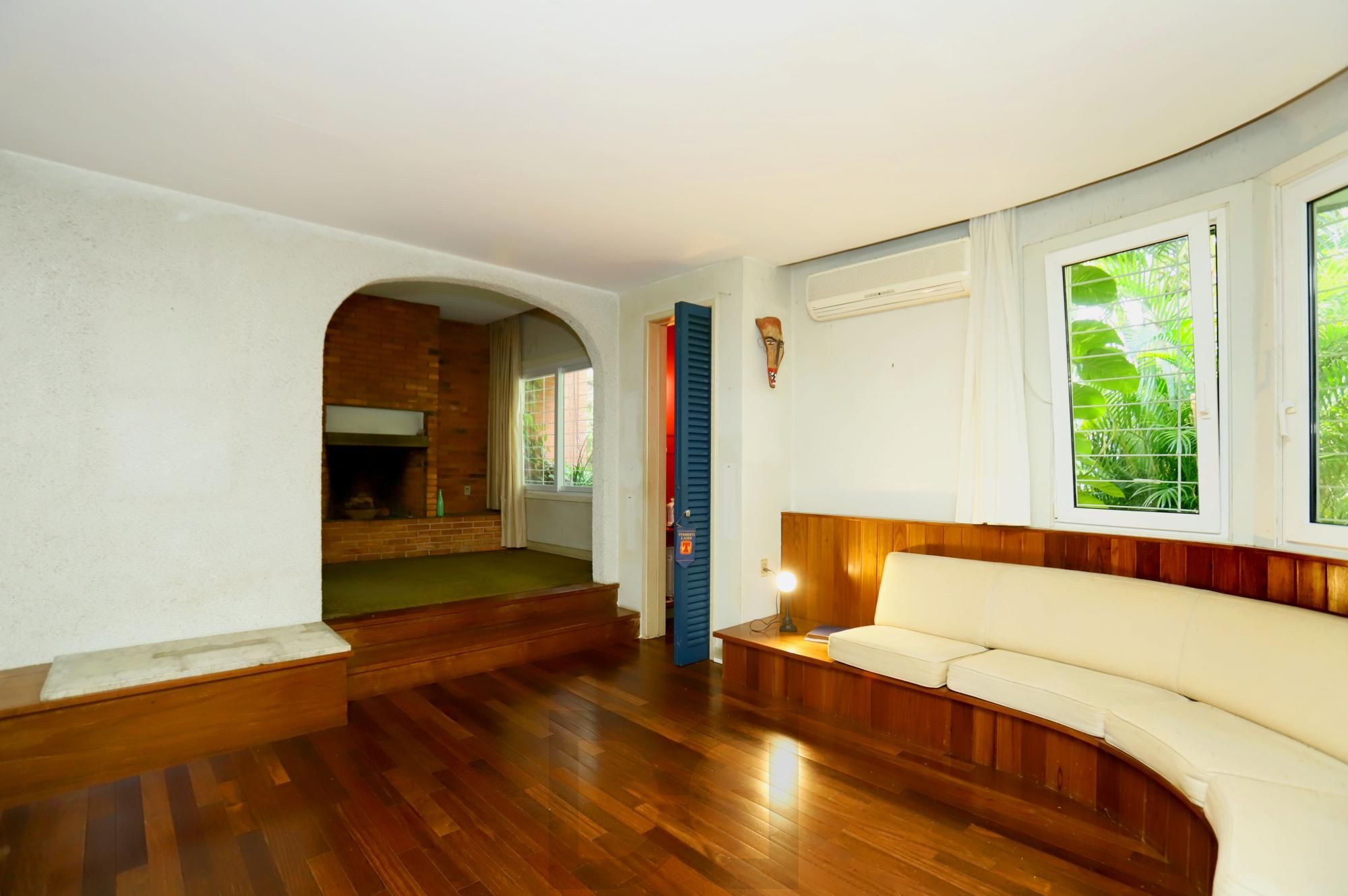 Casa no Bairro Petrópolis em Porto Alegre - Rua calma junto Av. Protásio Alves — foto 2