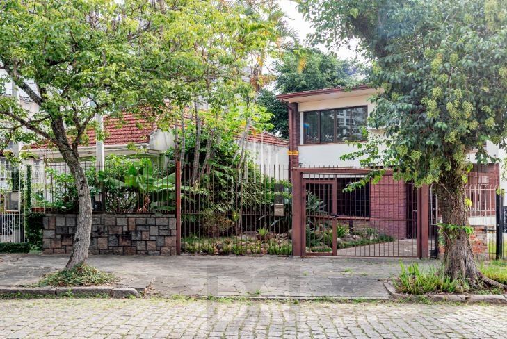 Com 3 quartos e 2 banheiros, ampla sala com garagem para 03 carros. — foto 1