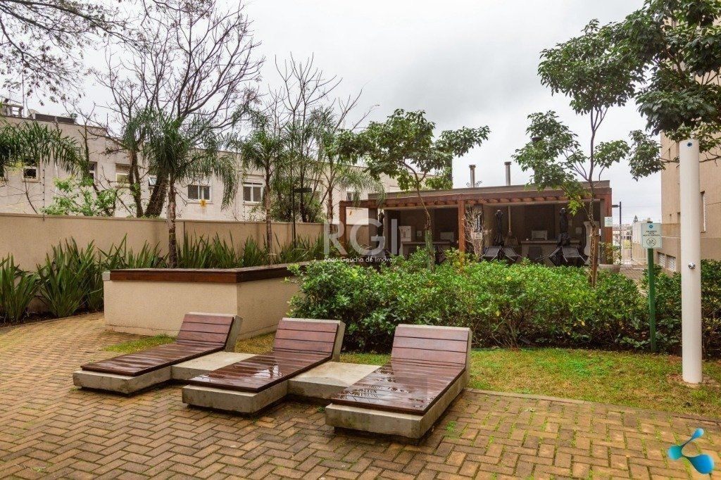 Vende apartamento, 03 dormitórios, living para dois ambientes, banheiro social, cozinha com churrasqueira e área de serviço e garagem. — foto 16