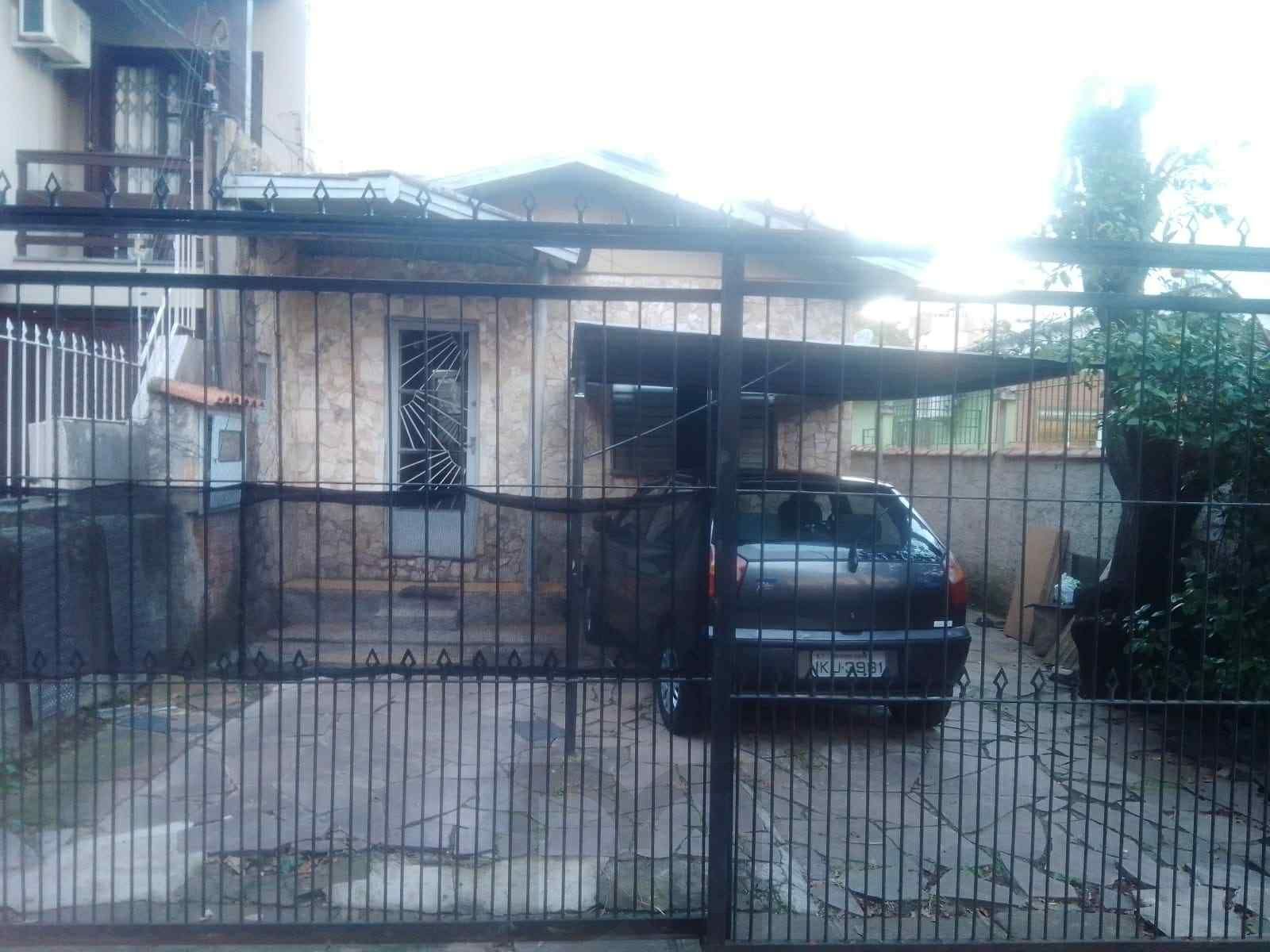 terreno com casa pequena — foto 1