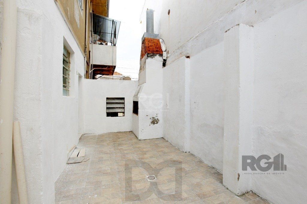 Prédio 3 andares. Composto de salas e apartamentos — foto 33