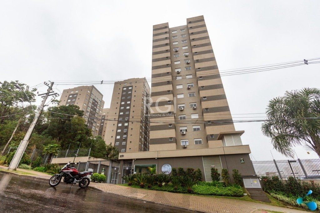 Vende apartamento, 03 dormitórios, living para dois ambientes, banheiro social, cozinha com churrasqueira e área de serviço e garagem. — foto 18