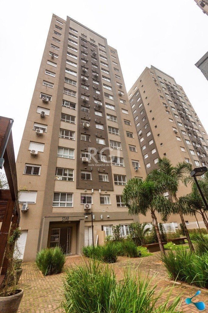 Vende apartamento, 03 dormitórios, living para dois ambientes, banheiro social, cozinha com churrasqueira e área de serviço e garagem. — foto 1