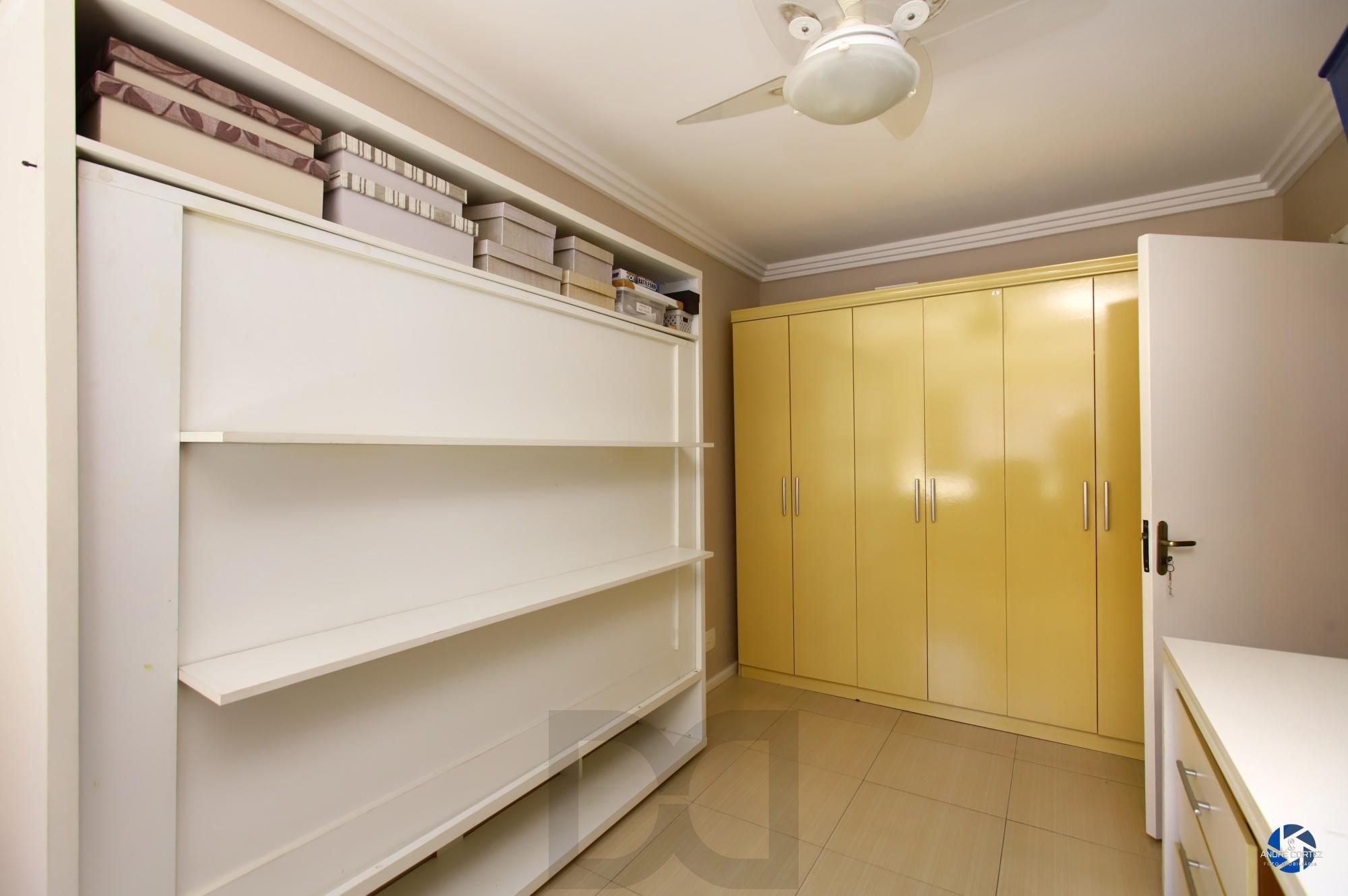 Vende cobertura: Piso inferior:  03 dormitórios, 02 banheiros, living 2 ambientes, cozinha americana. — foto 19