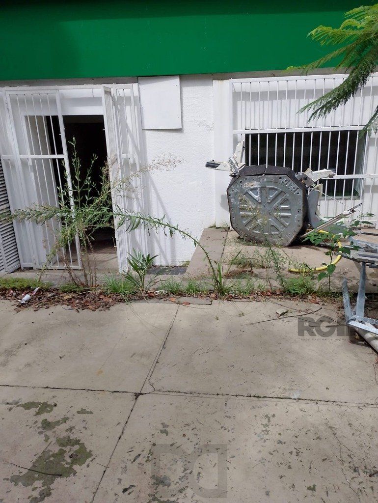 Loja comercial desocupada à venda no coração de Porto Alegre, localizada na Rua Mostardeiro — foto 3