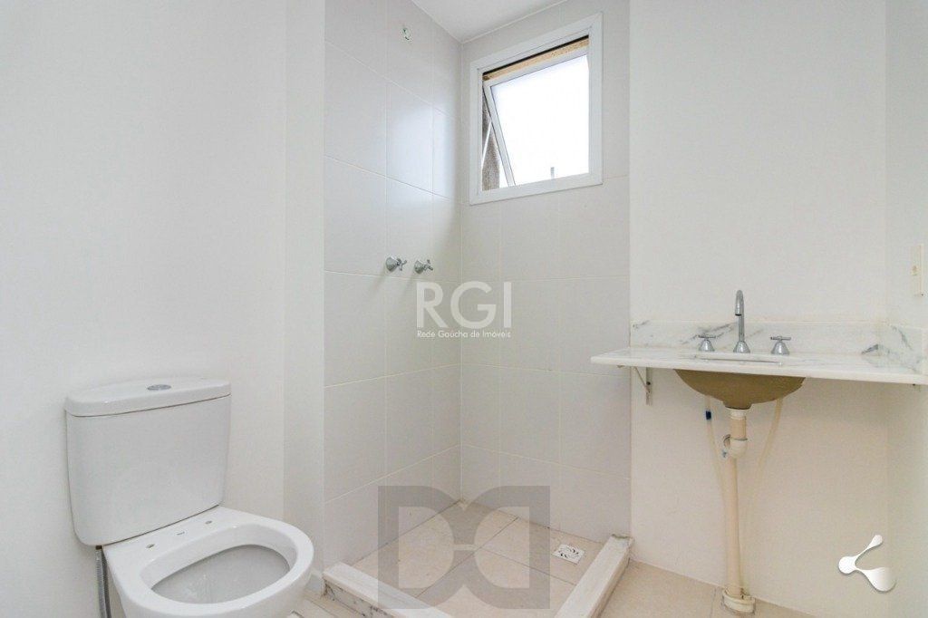 Vende apartamento, 03 dormitórios, living para dois ambientes, banheiro social, cozinha com churrasqueira e área de serviço e garagem. — foto 9