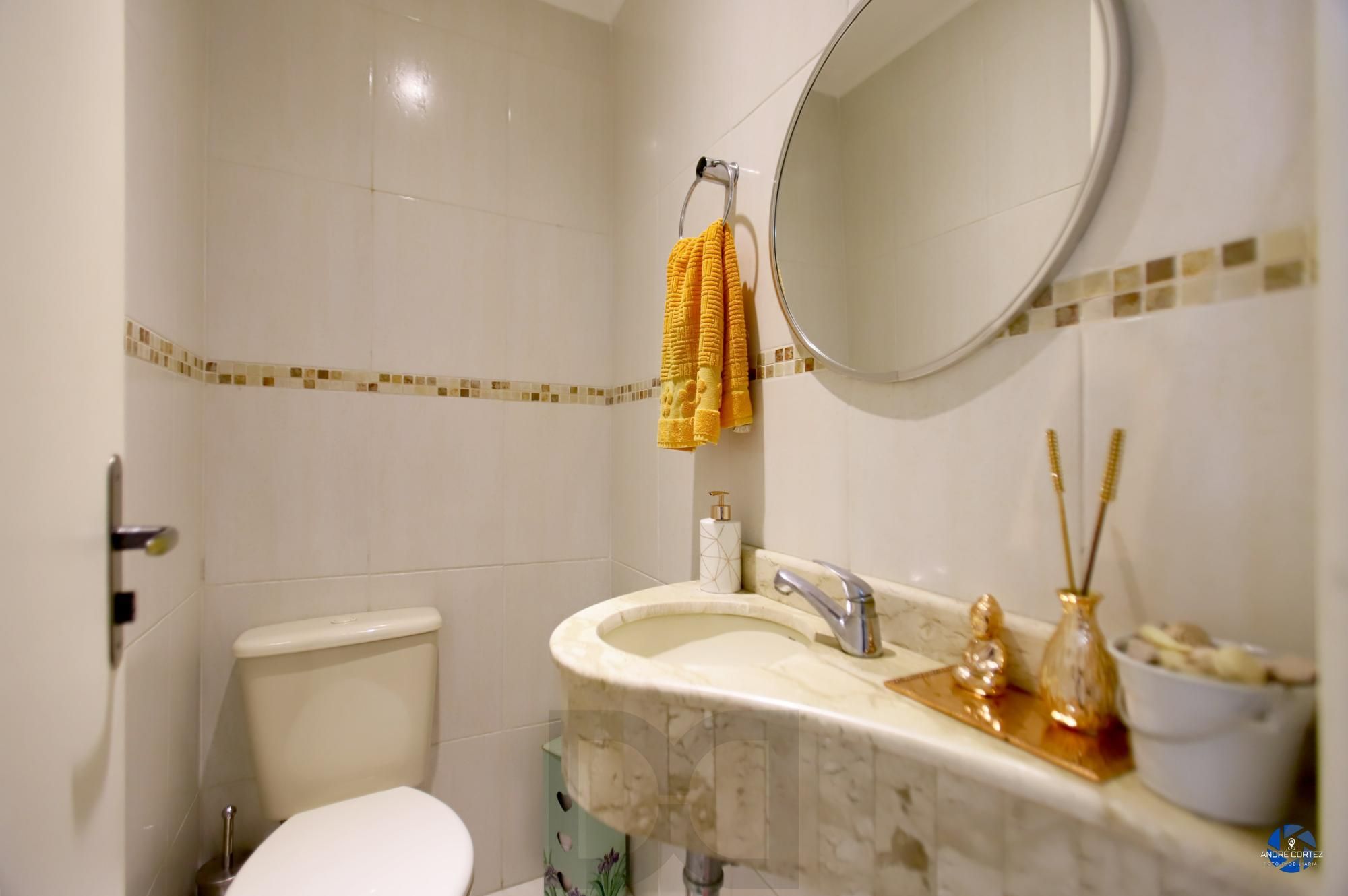 Vende cobertura: Piso inferior:  03 dormitórios, 02 banheiros, living 2 ambientes, cozinha americana. — foto 8