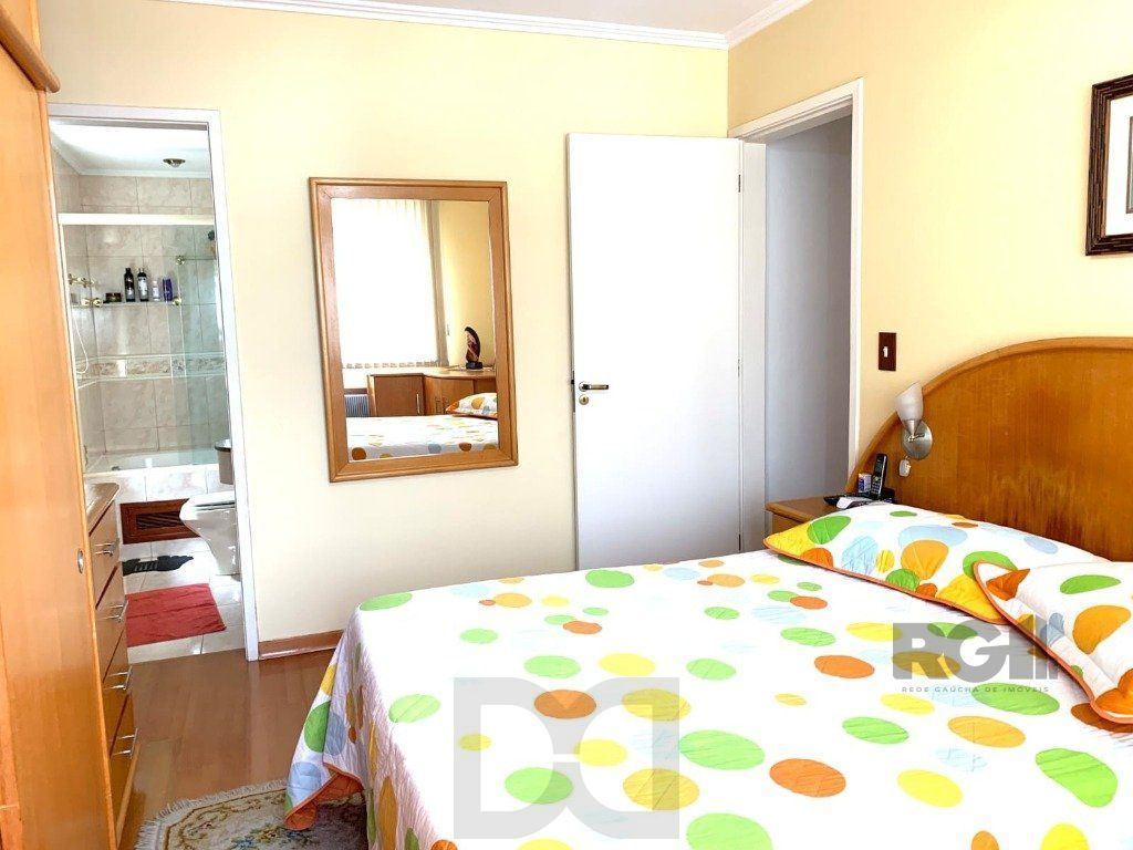 apartamento de 3 dormitórios , transformado em 2 com fácil reversão, Living para dois ambientes, com sacada fechada. — foto 11