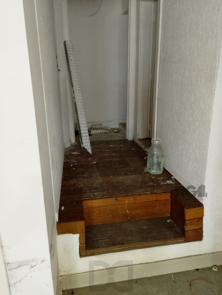 Loja comercial desocupada à venda no coração de Porto Alegre, localizada na Rua Mostardeiro — foto 5