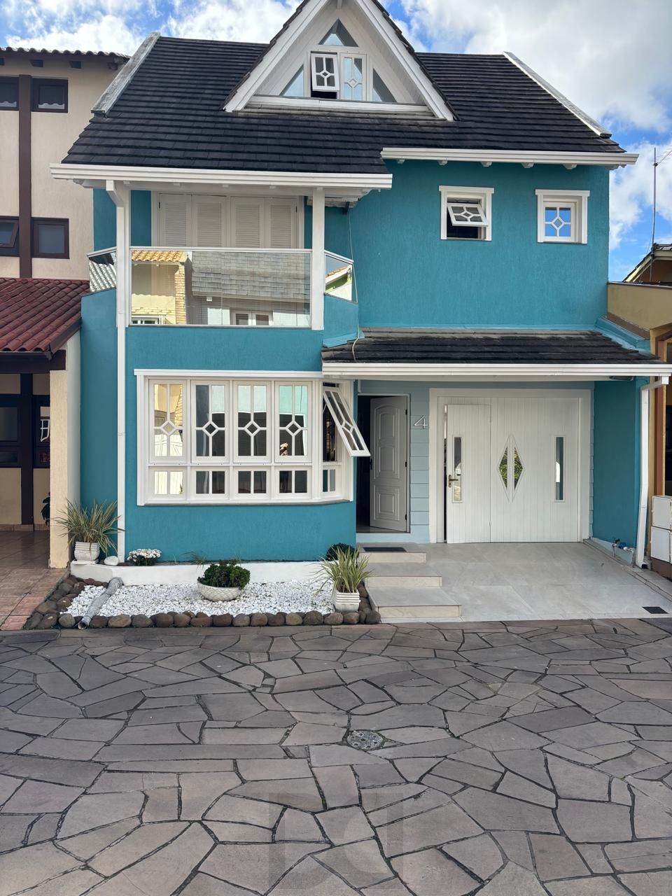 Casa em Condomínio com 3 Dormitórios, Suíte, Sótão e 2 Vagas — foto 1