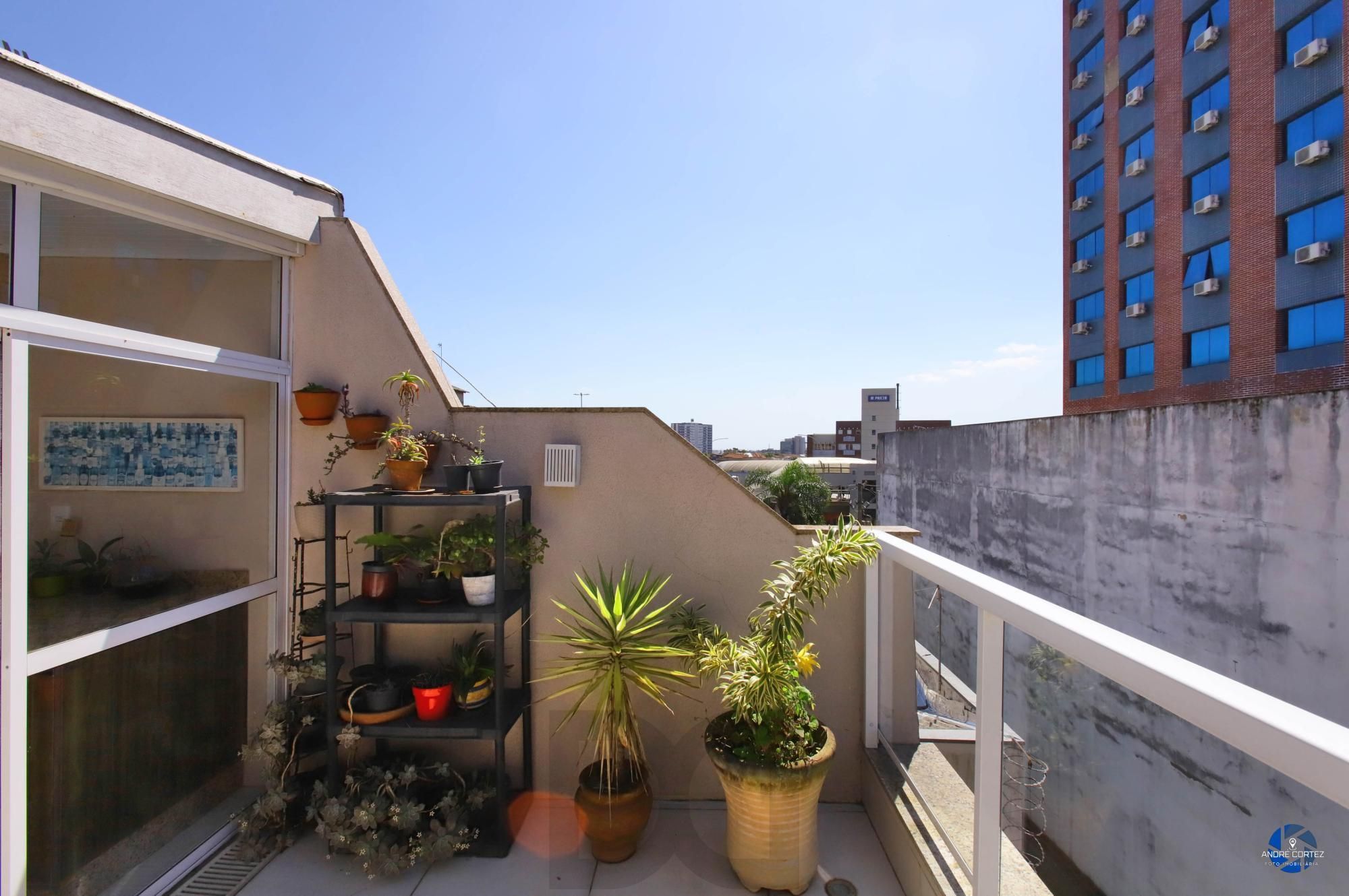 Vende cobertura: Piso inferior:  03 dormitórios, 02 banheiros, living 2 ambientes, cozinha americana. — foto 43