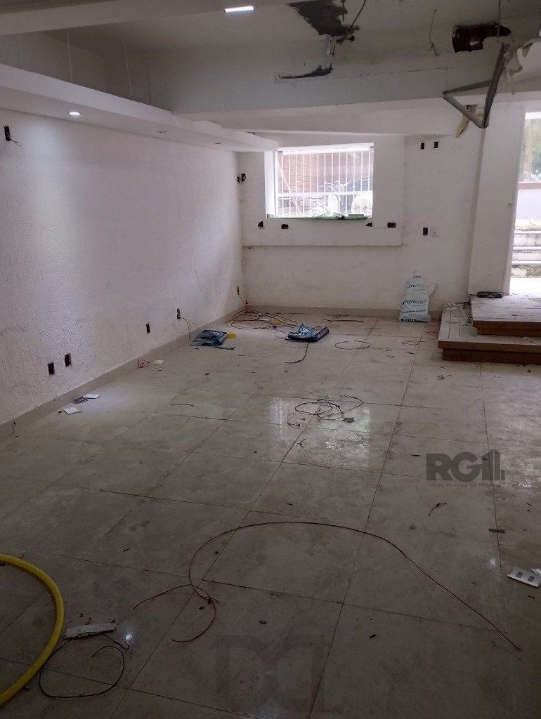 Loja comercial desocupada à venda no coração de Porto Alegre, localizada na Rua Mostardeiro — foto 4