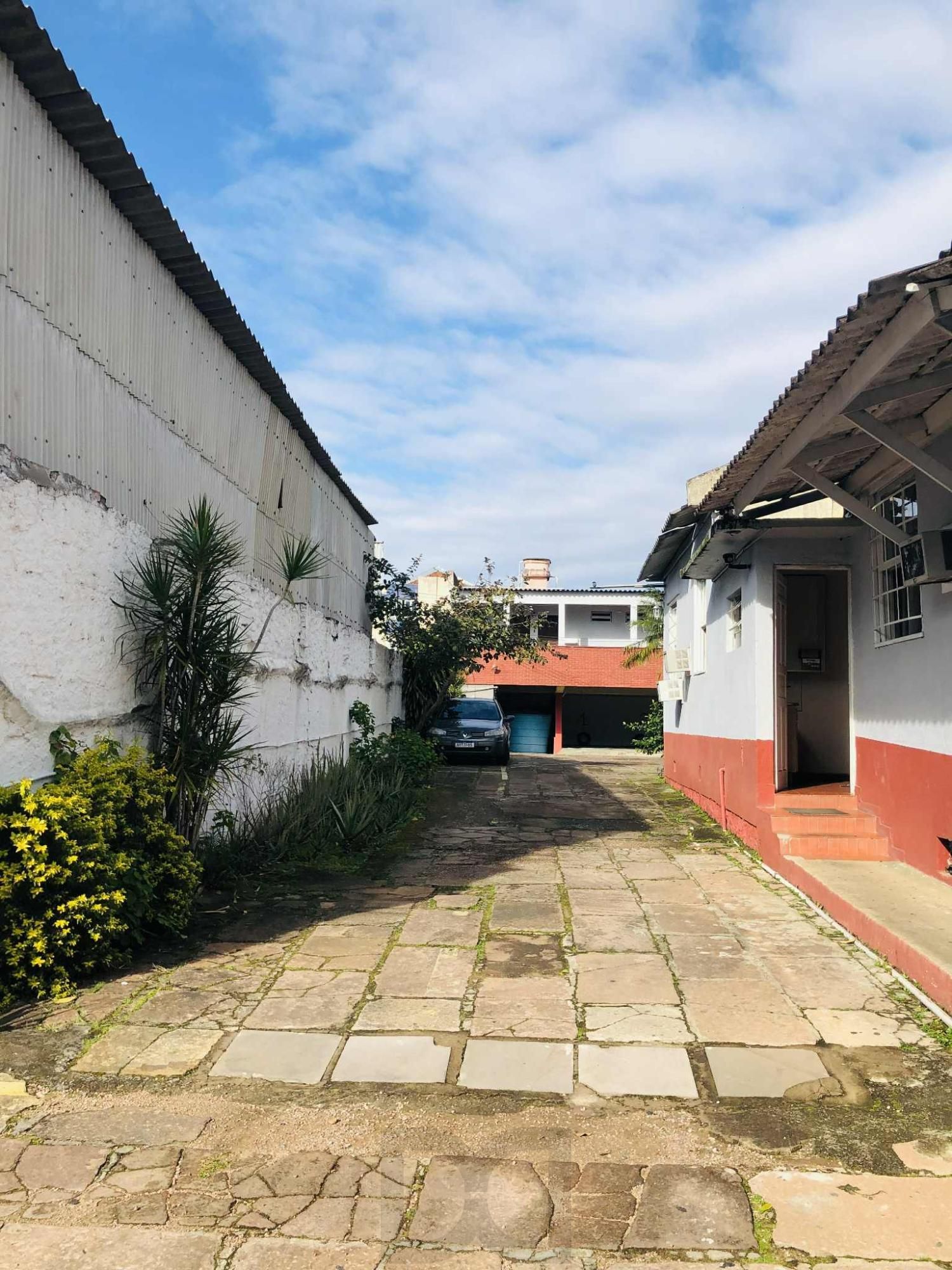 Vende terreno pronto para construir, esta é a sua chance! Localizado na Avenida Bento Gonçalves, Porto Alegre/RS, terreno que mede 22m² de testada, com frente a fundos de 58m², com fundos para Gomes Jardim. — foto 7
