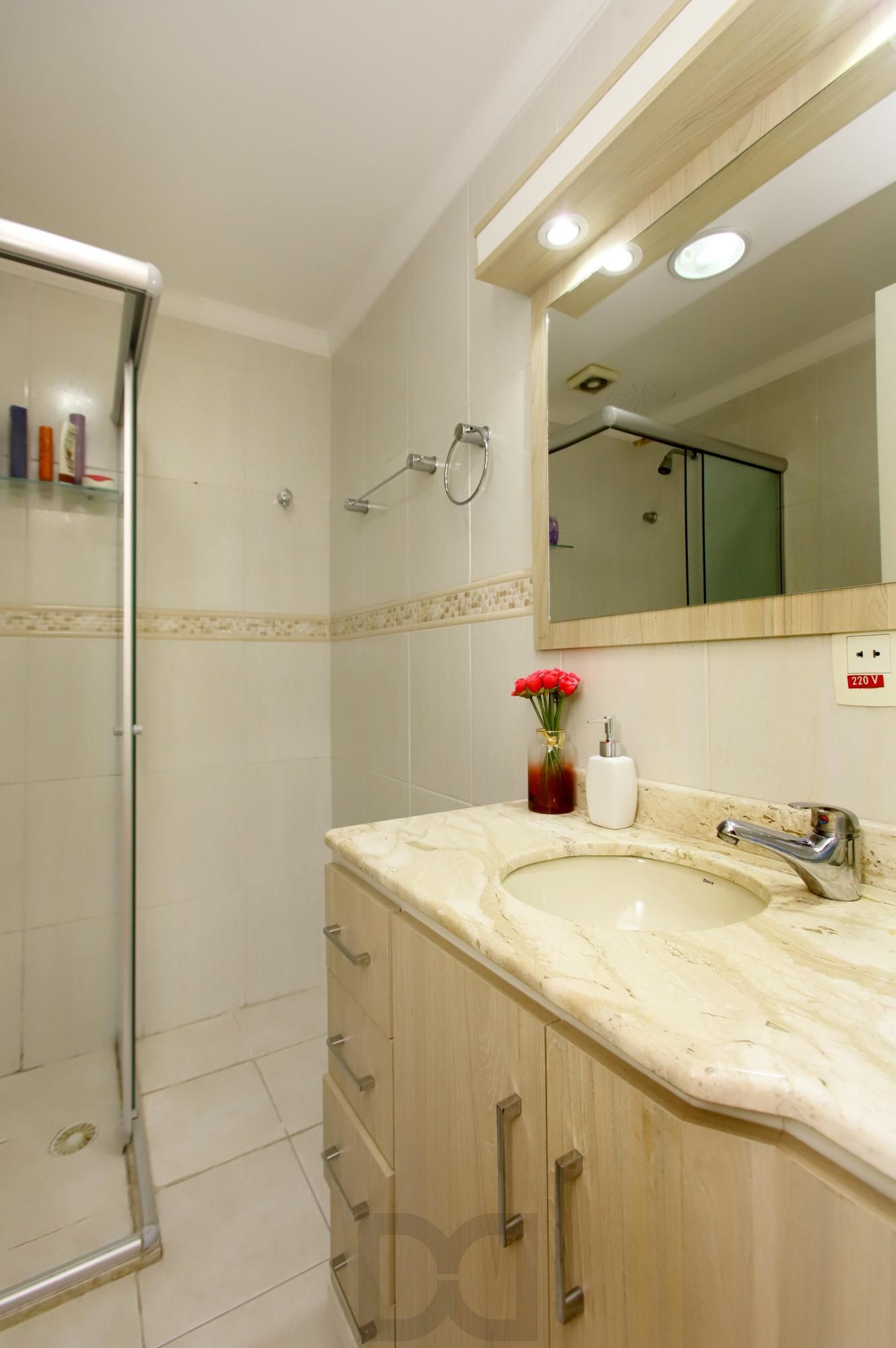 Vende cobertura: Piso inferior:  03 dormitórios, 02 banheiros, living 2 ambientes, cozinha americana. — foto 12