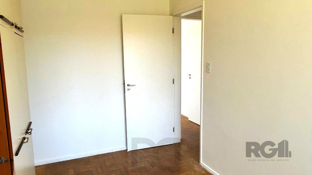 Apartamento 03 dormitórios no bairro Menino Deus, excelente localização. — foto 9