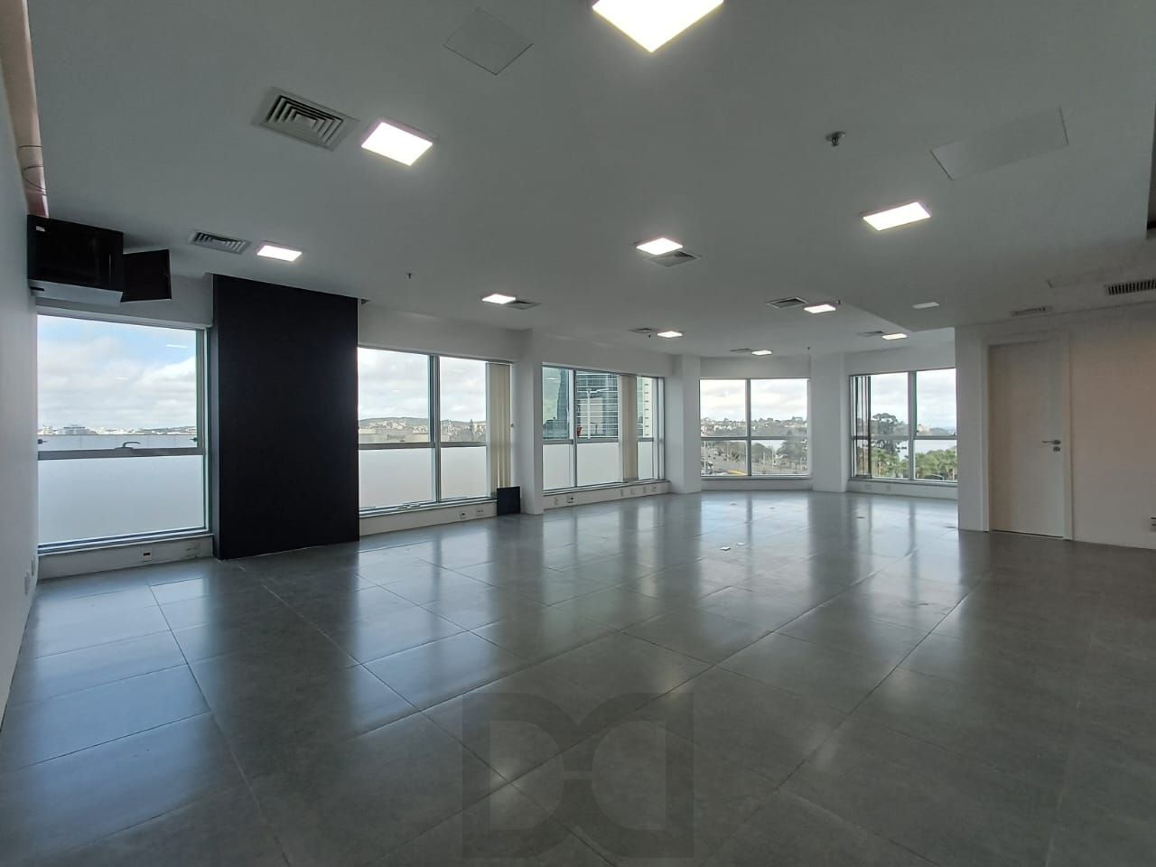 Sala comercial no Cristal Tower. Bairro Cristal. Barra Shopping Sul. — foto 1