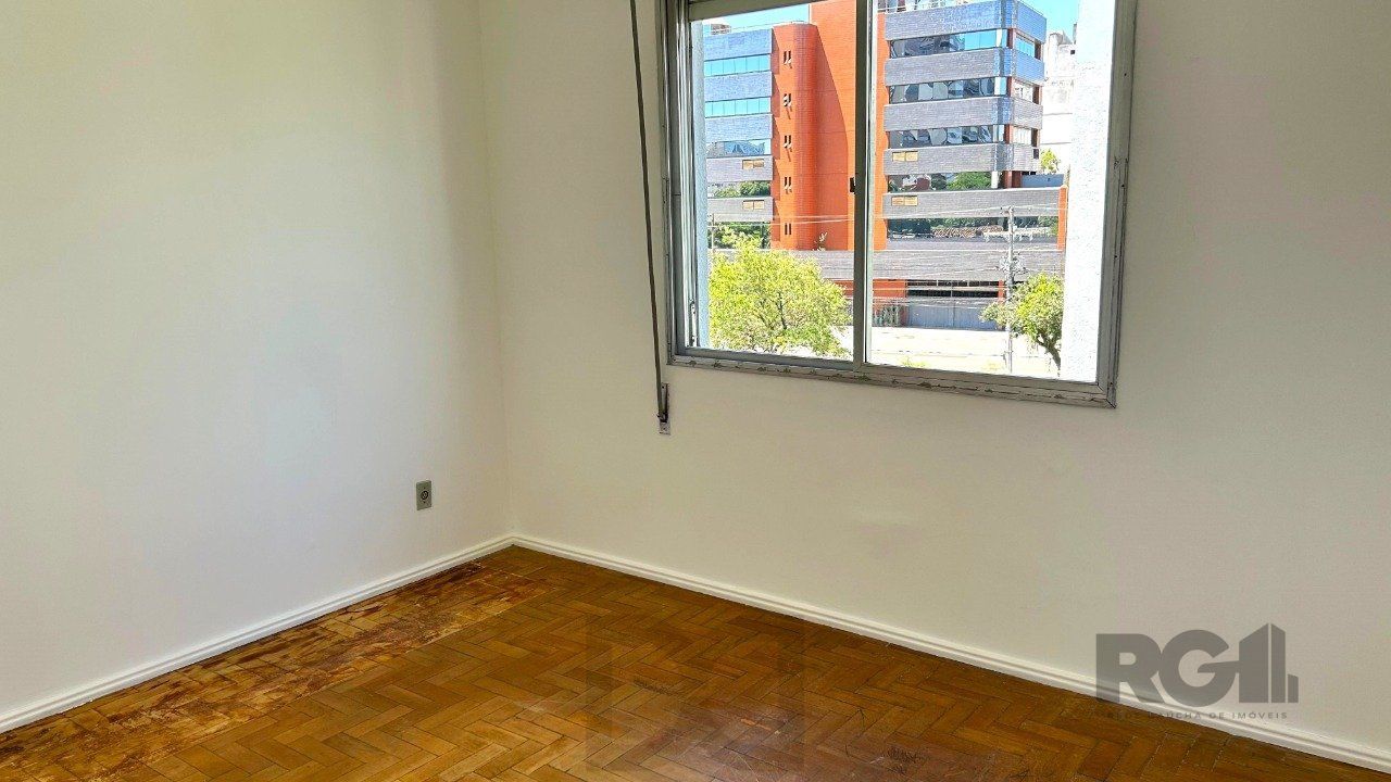 Apartamento 03 dormitórios no bairro Menino Deus, excelente localização. — foto 8