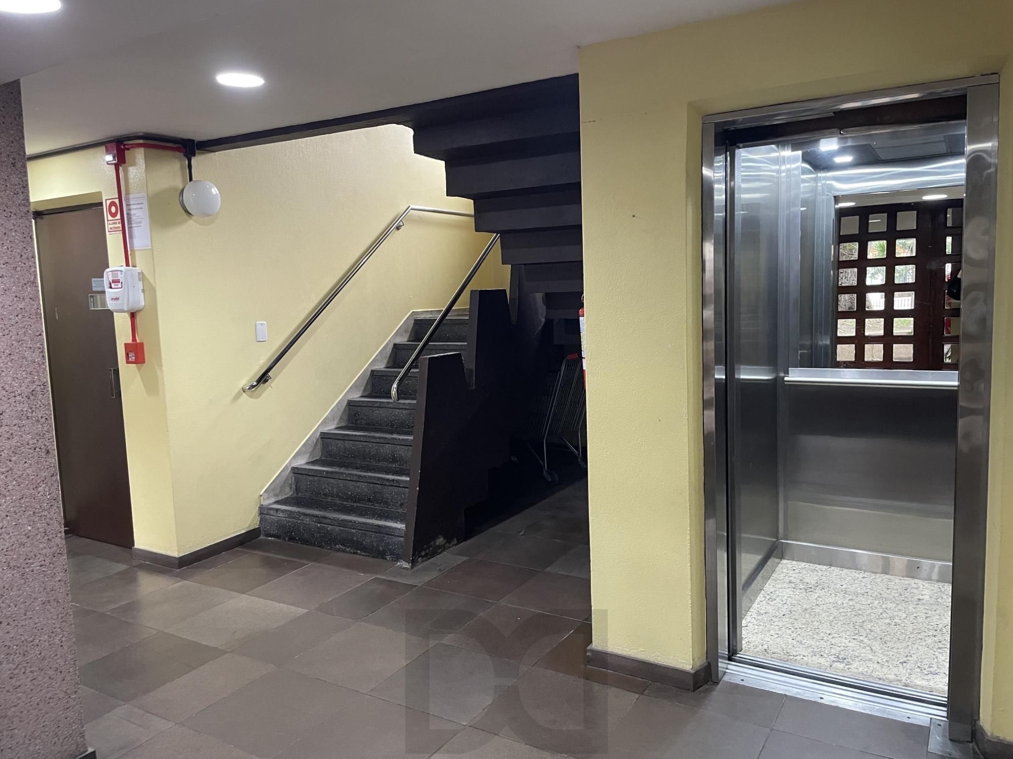 Apartamento no bairro Menino Deus com 3 dormitórios com vaga e elevador — foto 8