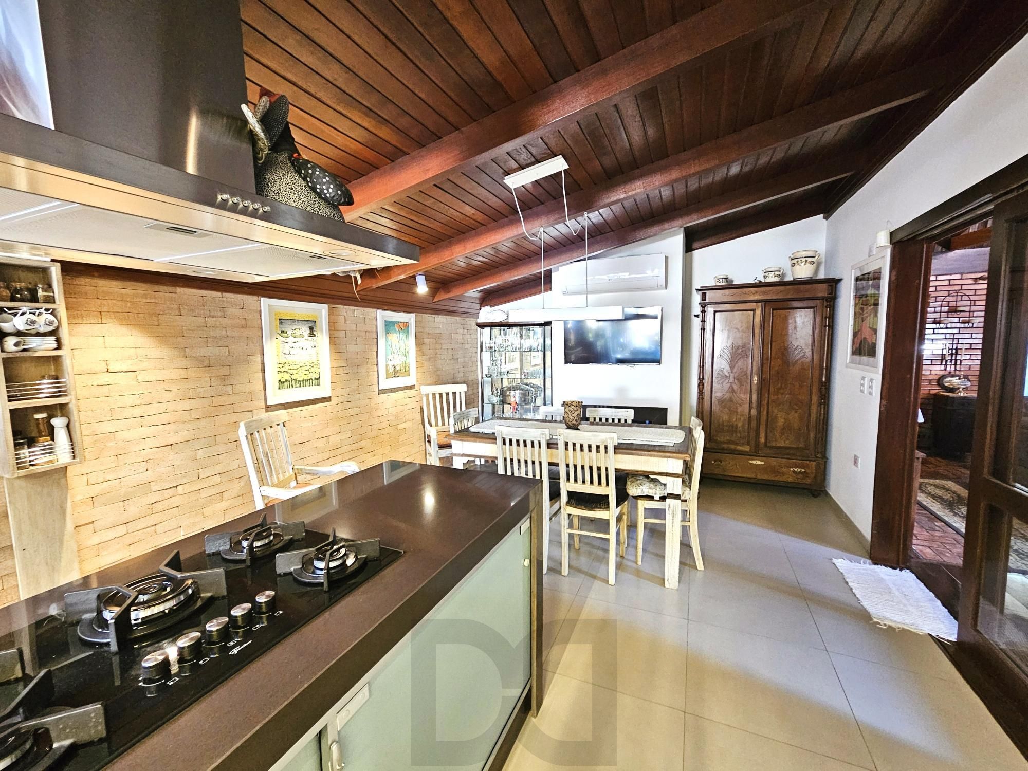 LINDA CASA NO BAIRRO GUARUJÁ - TERRENO COM 22 METROS DE FRENTE — foto 20