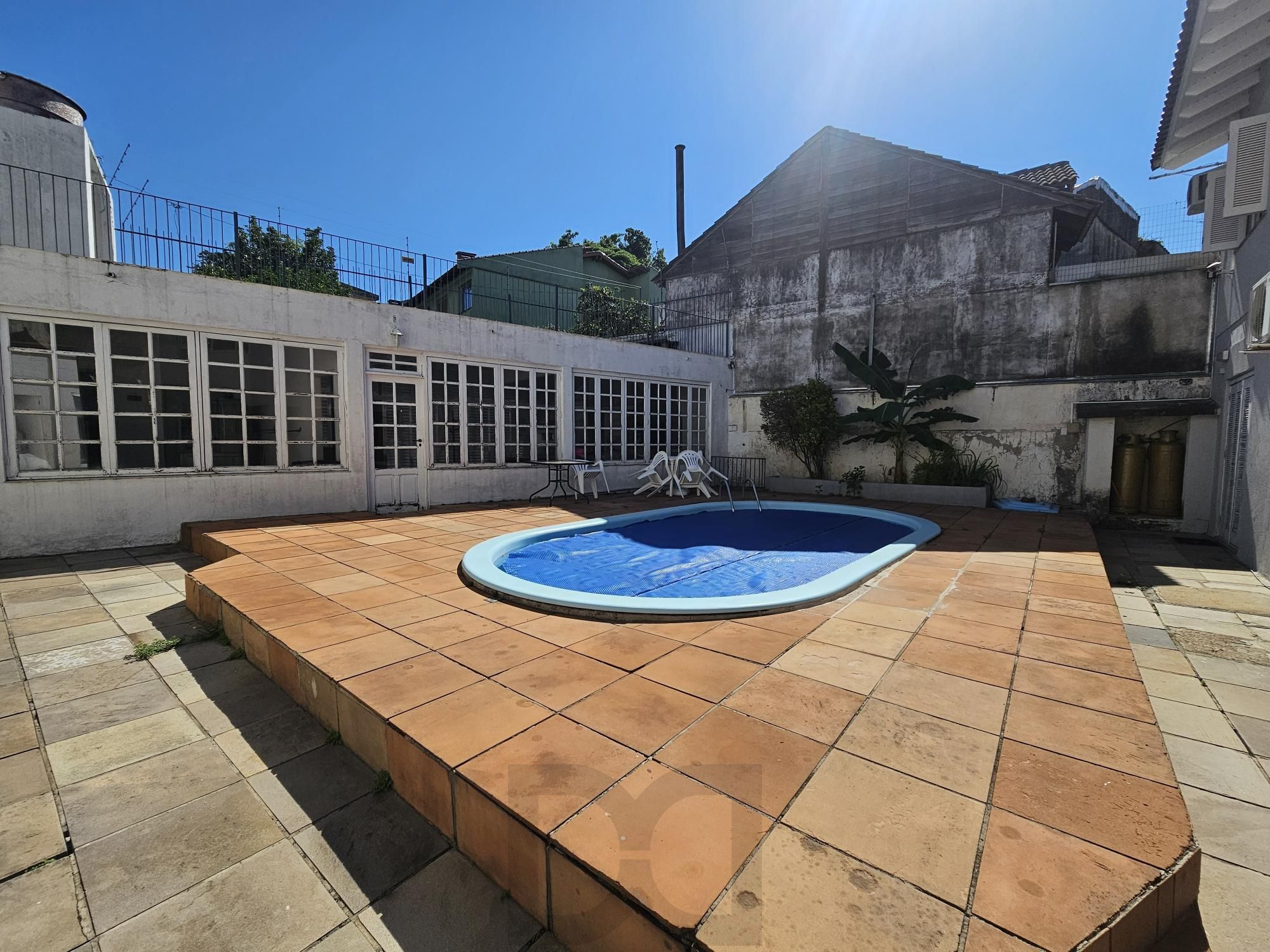 SOBRADO COM 3 SUÍTES + DORMITÓRIOS NO TÉRRREO | PISCINA | E MUITO MAIS — foto 1