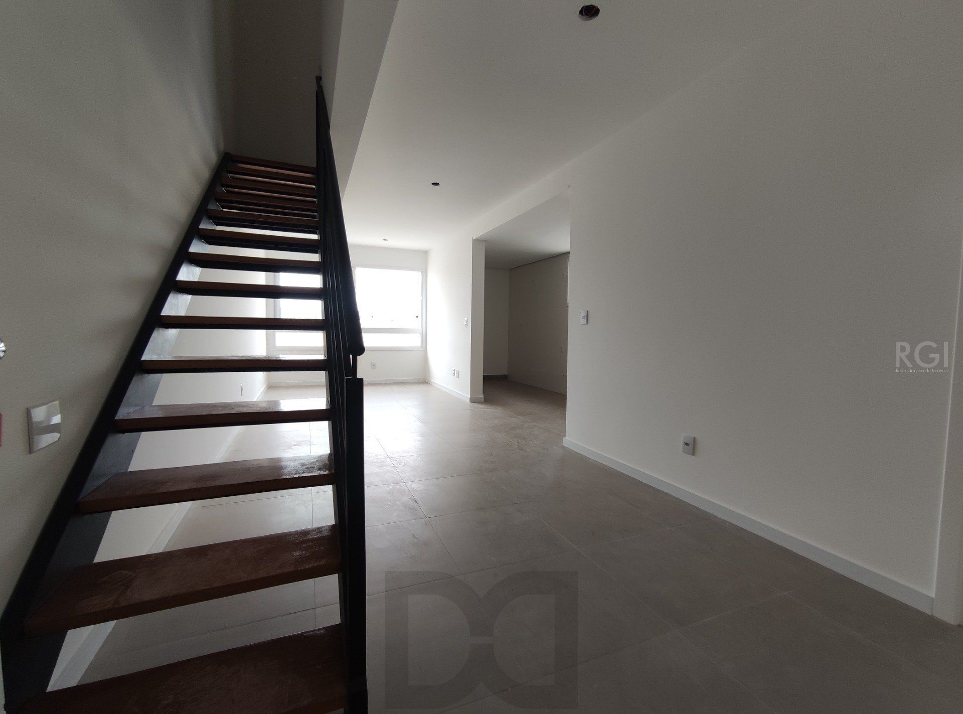 Duplex para Venda - 83.08m², 2 dormitórios, sendo 2 suites, 2 vagas - Petrópolis — foto 2