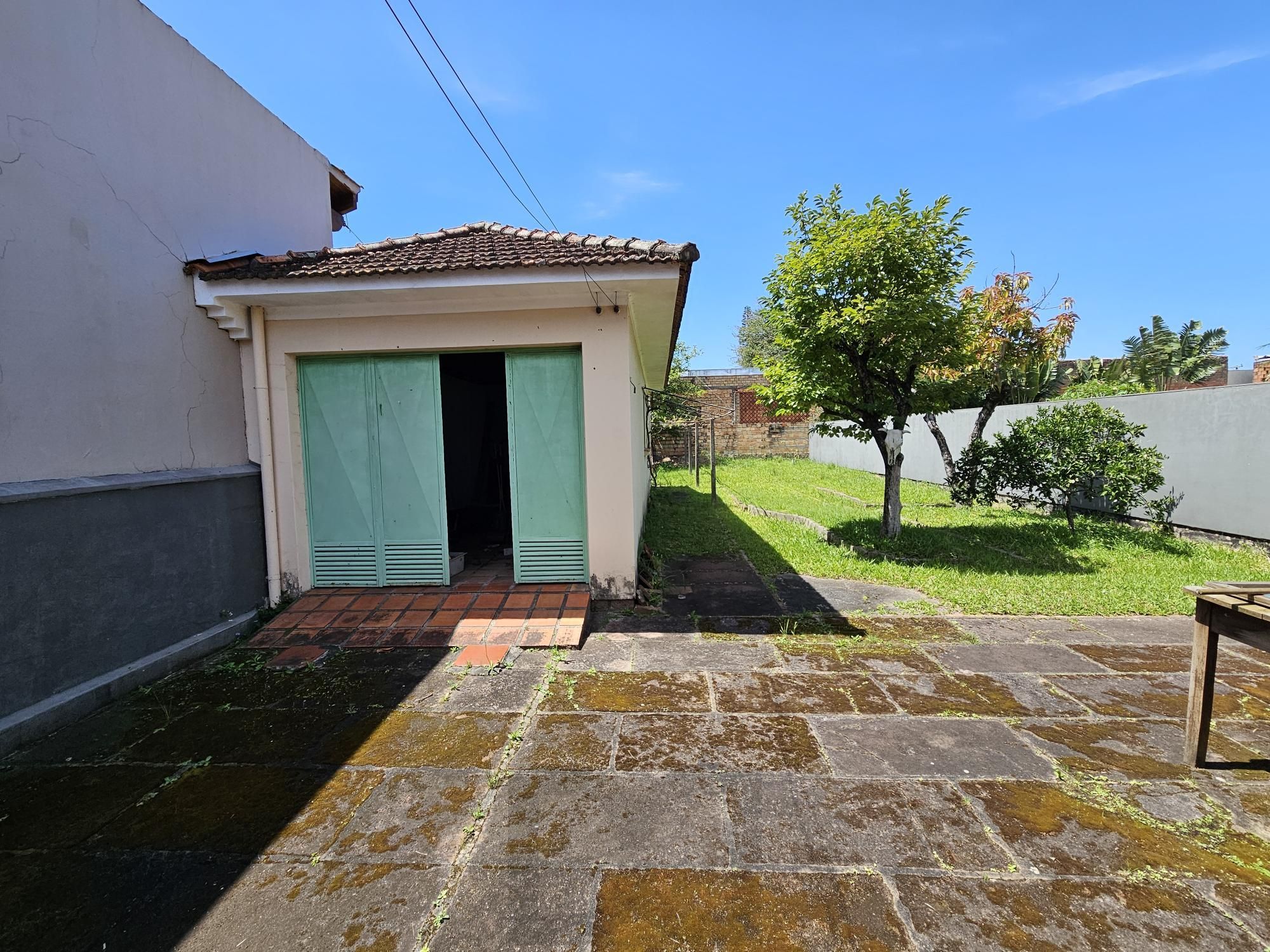 AMPLO TERRENO FRENTE NORTE NA MELHOR RUA DO BAIRRO TRISTEZA — foto 2