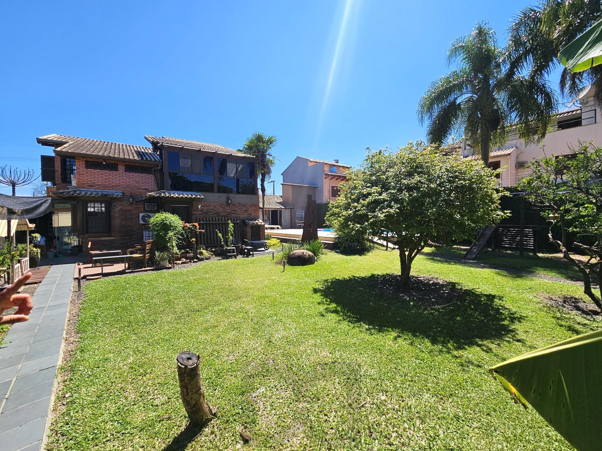 LINDA CASA NO BAIRRO GUARUJÁ - TERRENO COM 22 METROS DE FRENTE — foto 1