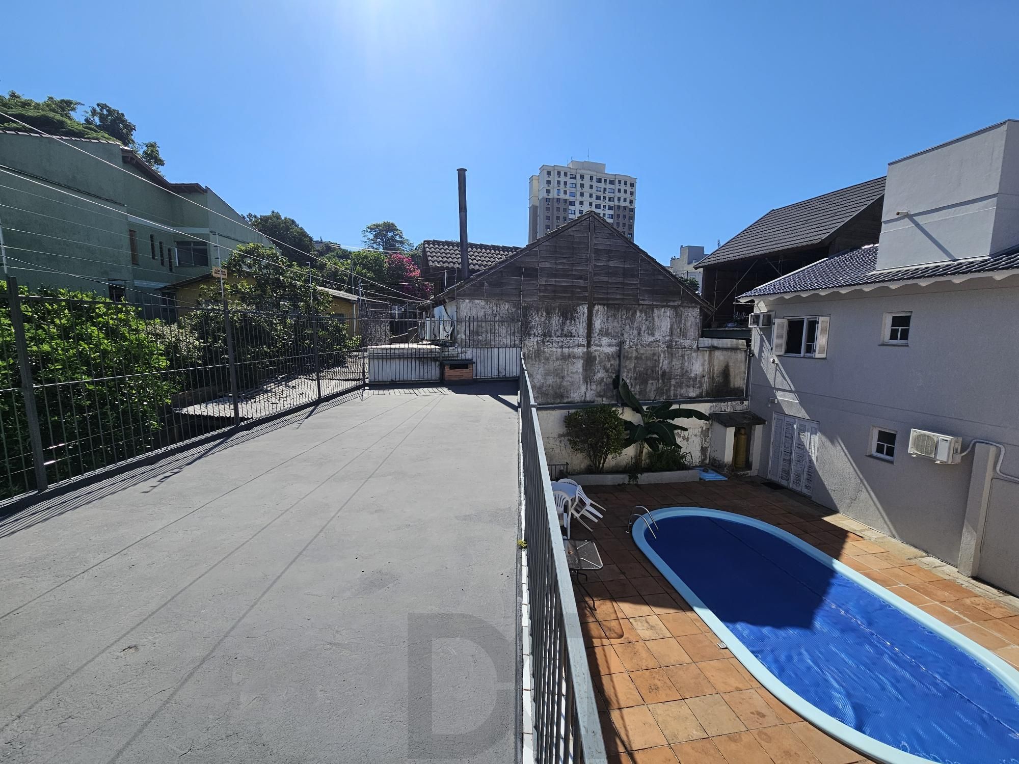 SOBRADO COM 3 SUÍTES + DORMITÓRIOS NO TÉRRREO | PISCINA | E MUITO MAIS — foto 37