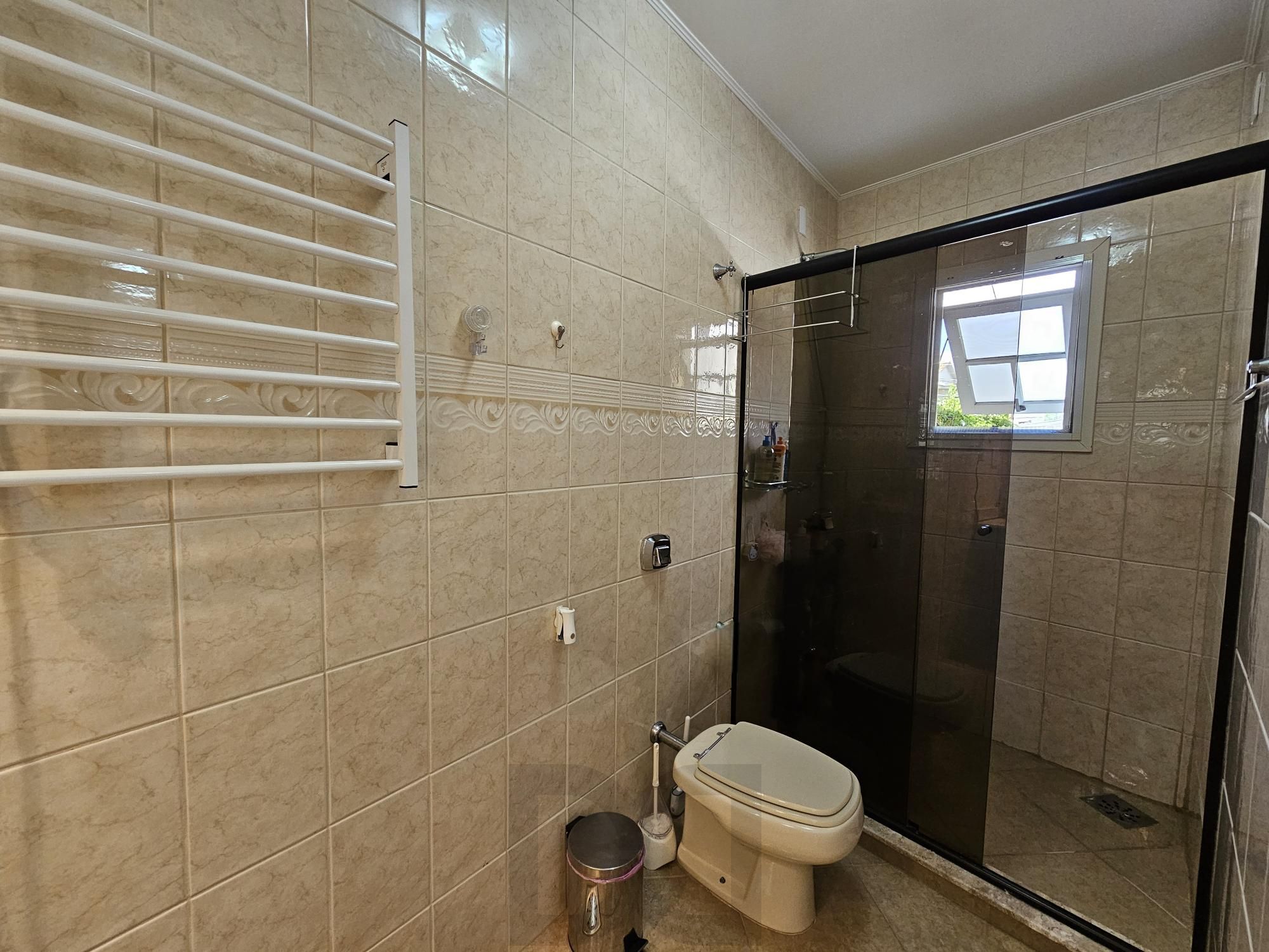 SOBRADO COM 3 SUÍTES + DORMITÓRIOS NO TÉRRREO | PISCINA | E MUITO MAIS — foto 18