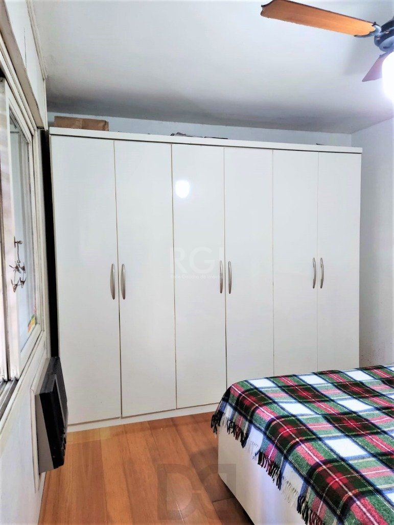 Apartamento 2 dormitórios semimobiliado, living 2 ambientes com lareira, cozinha e área de serviço, banheiro social, sacada e churrasqueira. — foto 17