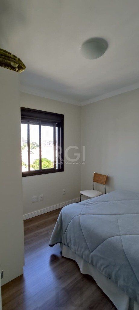 Excelente, amplo e ensolarado apartamento 3 dormitórios sendo 1 suíte, com living 2 ambientes, banheiro social, semimobiliado e com 2 vagas de garagem. — foto 37