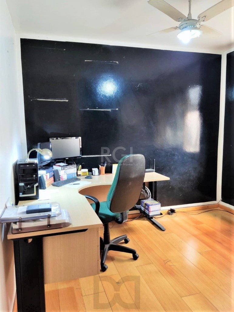 Apartamento 2 dormitórios semimobiliado, living 2 ambientes com lareira, cozinha e área de serviço, banheiro social, sacada e churrasqueira. — foto 19