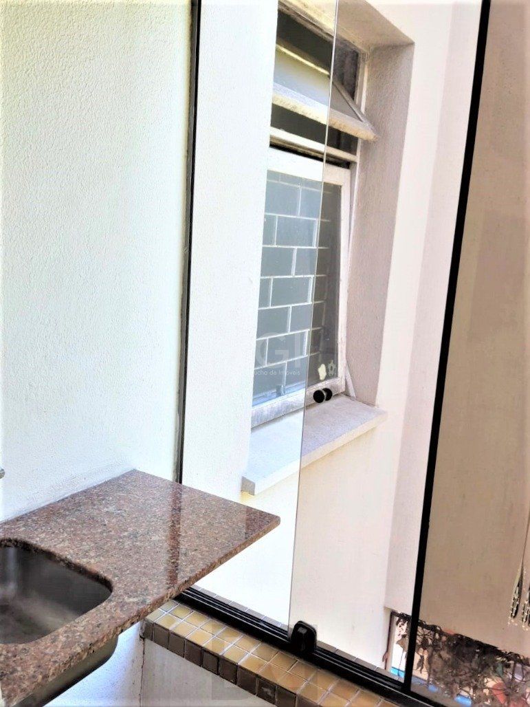 Apartamento 2 dormitórios semimobiliado, living 2 ambientes com lareira, cozinha e área de serviço, banheiro social, sacada e churrasqueira. — foto 12