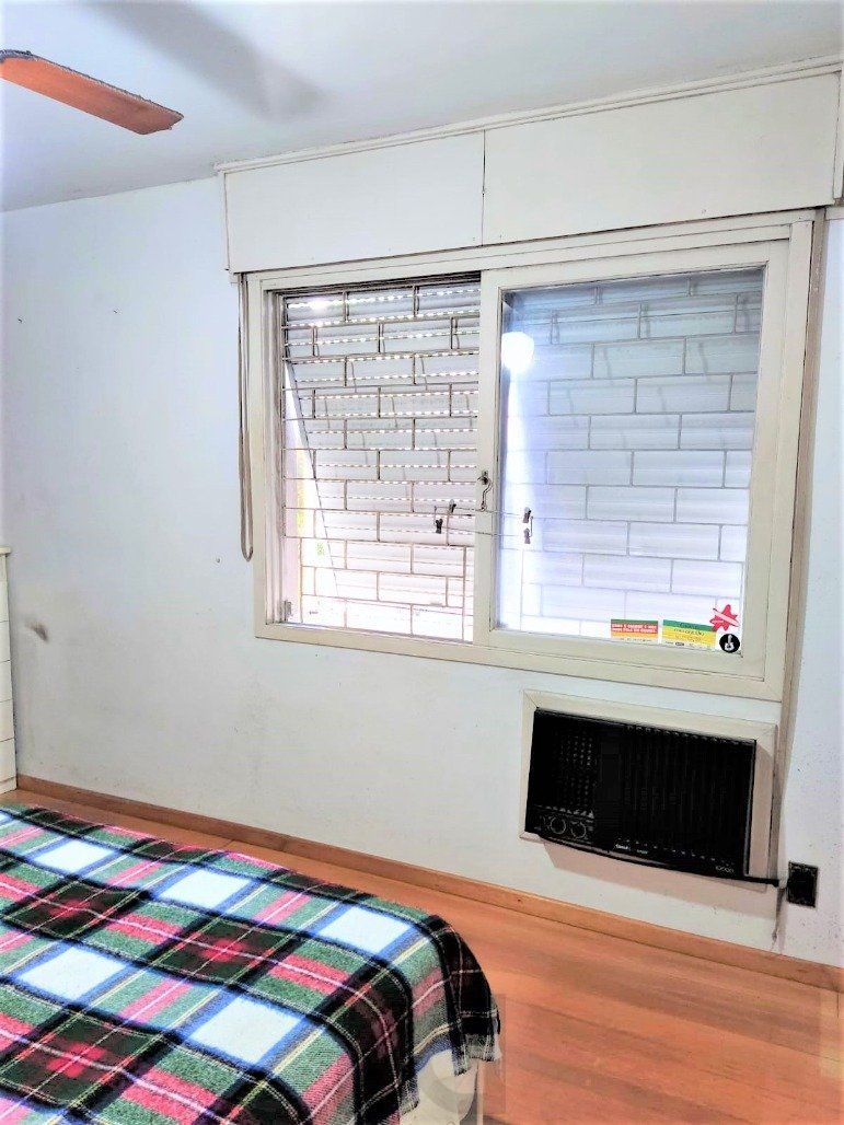 Apartamento 2 dormitórios semimobiliado, living 2 ambientes com lareira, cozinha e área de serviço, banheiro social, sacada e churrasqueira. — foto 18