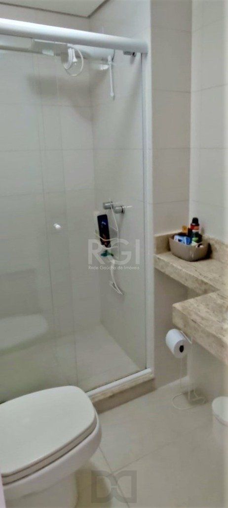 Excelente, amplo e ensolarado apartamento 3 dormitórios sendo 1 suíte, com living 2 ambientes, banheiro social, semimobiliado e com 2 vagas de garagem. — foto 45