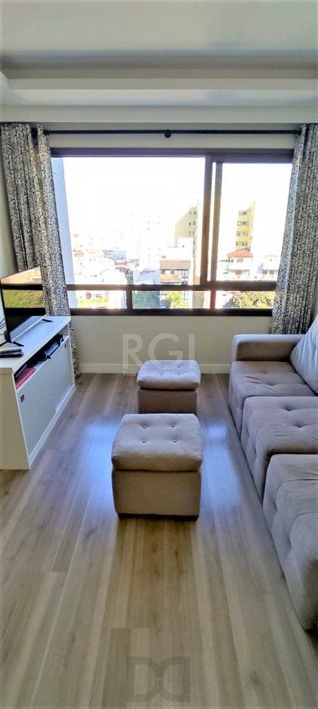 Excelente, amplo e ensolarado apartamento 3 dormitórios sendo 1 suíte, com living 2 ambientes, banheiro social, semimobiliado e com 2 vagas de garagem. — foto 17