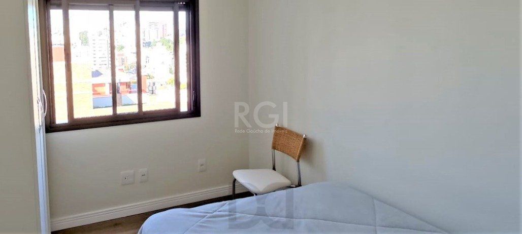 Excelente, amplo e ensolarado apartamento 3 dormitórios sendo 1 suíte, com living 2 ambientes, banheiro social, semimobiliado e com 2 vagas de garagem. — foto 36