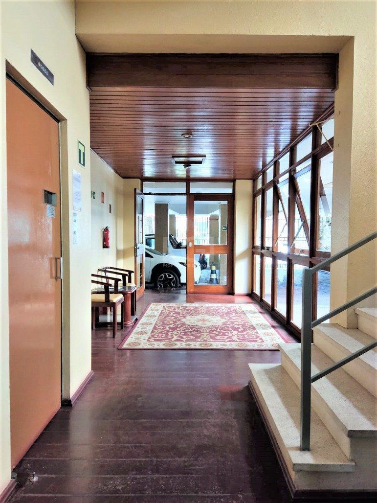 Apartamento 2 dormitórios semimobiliado, living 2 ambientes com lareira, cozinha e área de serviço, banheiro social, sacada e churrasqueira. — foto 5
