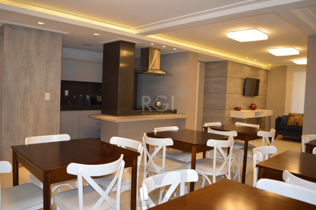 Excelente, amplo e ensolarado apartamento 3 dormitórios sendo 1 suíte, com living 2 ambientes, banheiro social, semimobiliado e com 2 vagas de garagem. — foto 4