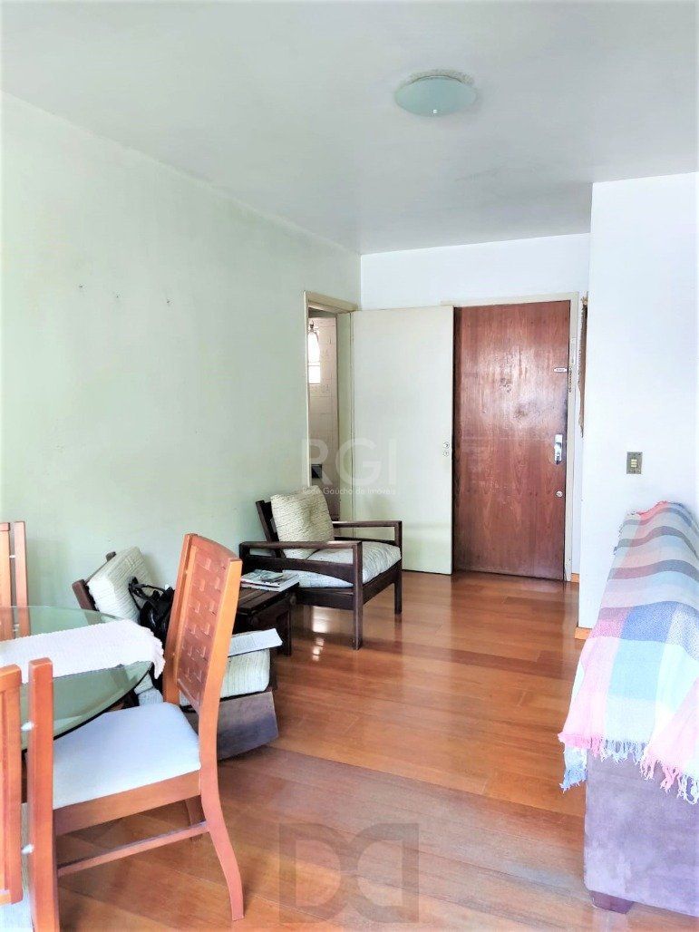 Apartamento 2 dormitórios semimobiliado, living 2 ambientes com lareira, cozinha e área de serviço, banheiro social, sacada e churrasqueira. — foto 8