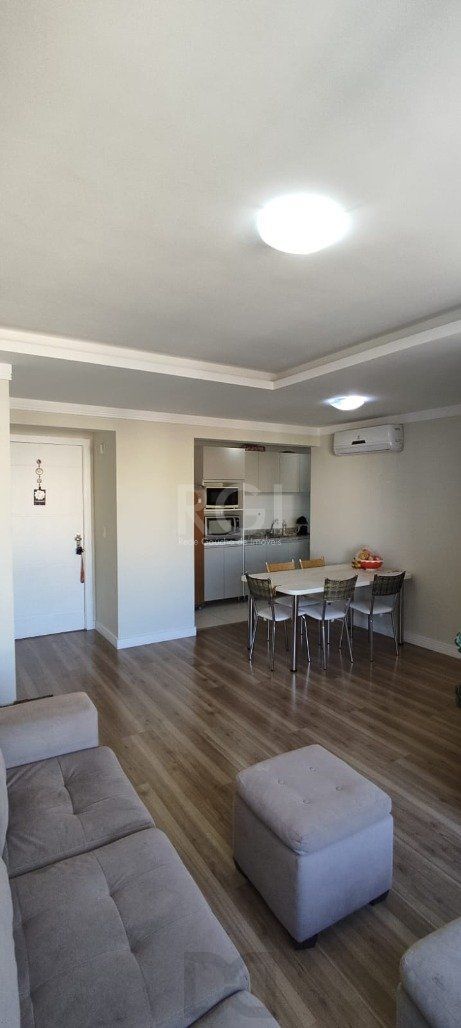 Excelente, amplo e ensolarado apartamento 3 dormitórios sendo 1 suíte, com living 2 ambientes, banheiro social, semimobiliado e com 2 vagas de garagem. — foto 18