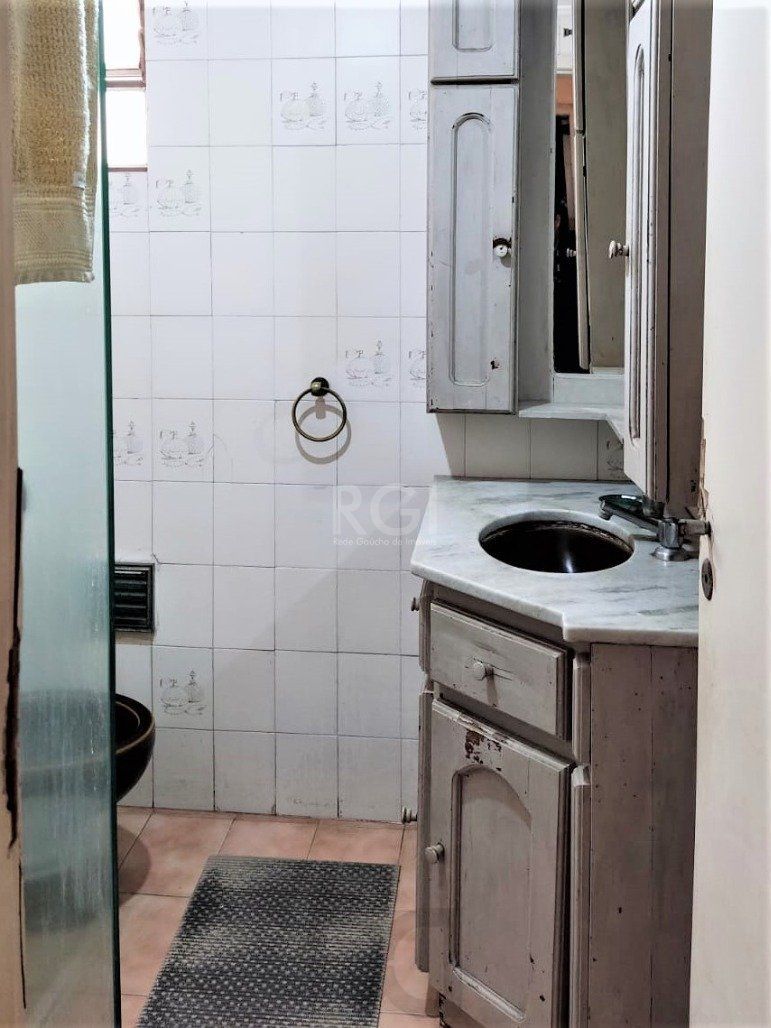 Apartamento 2 dormitórios semimobiliado, living 2 ambientes com lareira, cozinha e área de serviço, banheiro social, sacada e churrasqueira. — foto 21