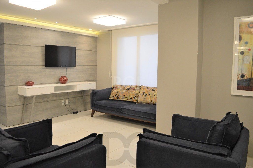 Excelente, amplo e ensolarado apartamento 3 dormitórios sendo 1 suíte, com living 2 ambientes, banheiro social, semimobiliado e com 2 vagas de garagem. — foto 5